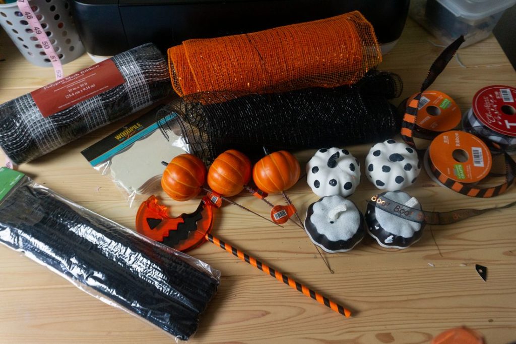 Pumpkin in orange, pumpkins in white and black, samhaim sucker,mesh and pipe cleaners