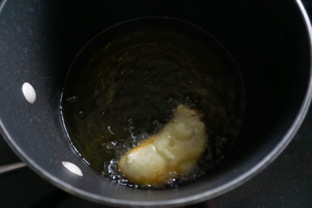 apple slices with batter in oil