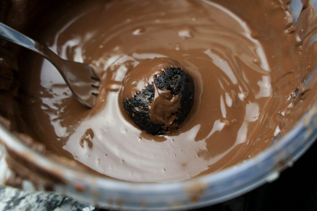 Oreo ball in dark chocolate melted.